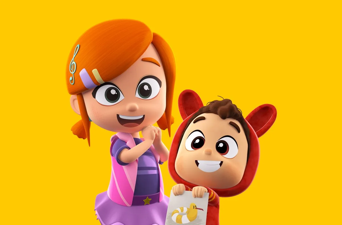Lea y su hermano Pop sonríen; Pop enseña un dibujo